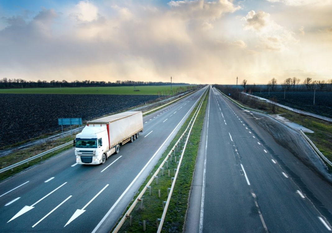 samochód ciężarowy na autostradzie