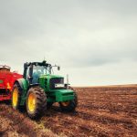 traktor na polu