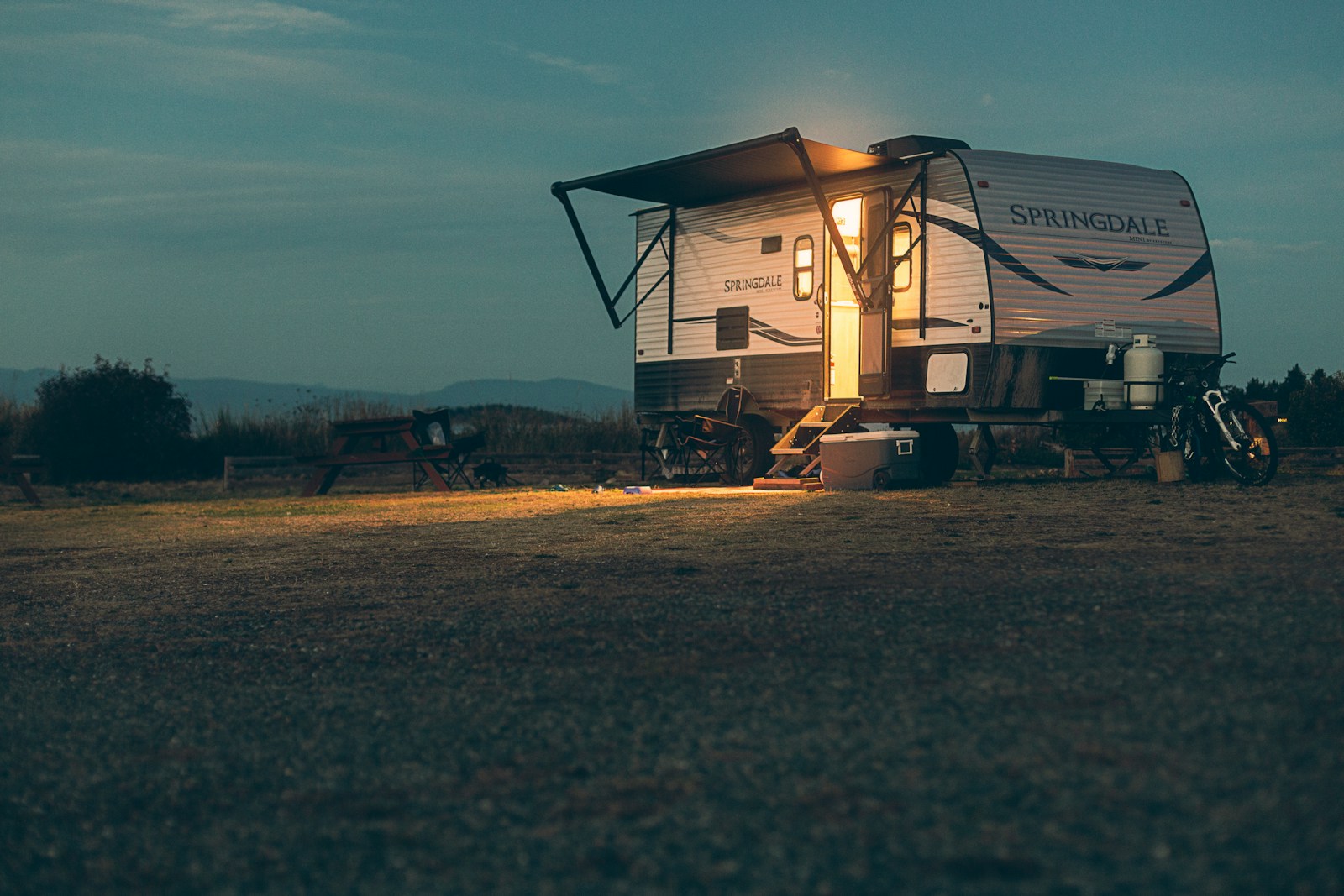 podróż, wakacje i przyczepa na camping