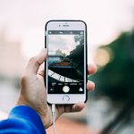 Ładowarka indukcyjna w samochodzie pozwala bezprzewodowo naładować telefon podczas jazdy