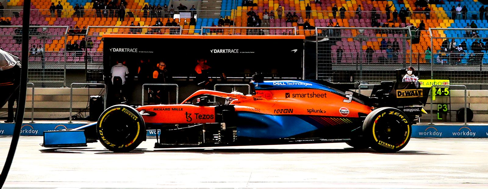 bolidy f1 wykorzystują zaawansowane systemy aerodynamiczne i hybrydowe jednostki napędowe nowoczesne silniki hybrydowe napędzają bolidy wyścigowe f1
