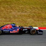 Nowoczesne bolidy F1 wykorzystują zaawansowane systemy aerodynamiczne i hybrydowe napędy