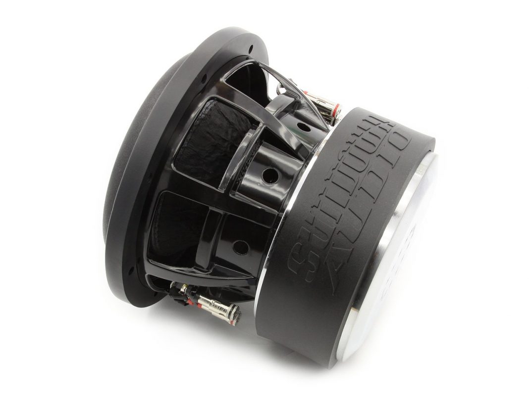 Aktywny subwoofer JBL BassPro Hub montowany pod podłogą bagażnika Potężny subwoofer JBL wypełnia bagażnik głębokim basem podczas każdej podróży samochodem