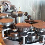 Mechanizm różnicowy pozwala kołom napędowym obracać się z różnymi prędkościami