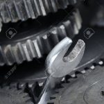 Oporna zmiana biegów może sygnalizować zużycie sprzęgła lub synchronizatorów