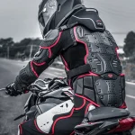 kombinezon i kask zwiększają bezpieczeństwo