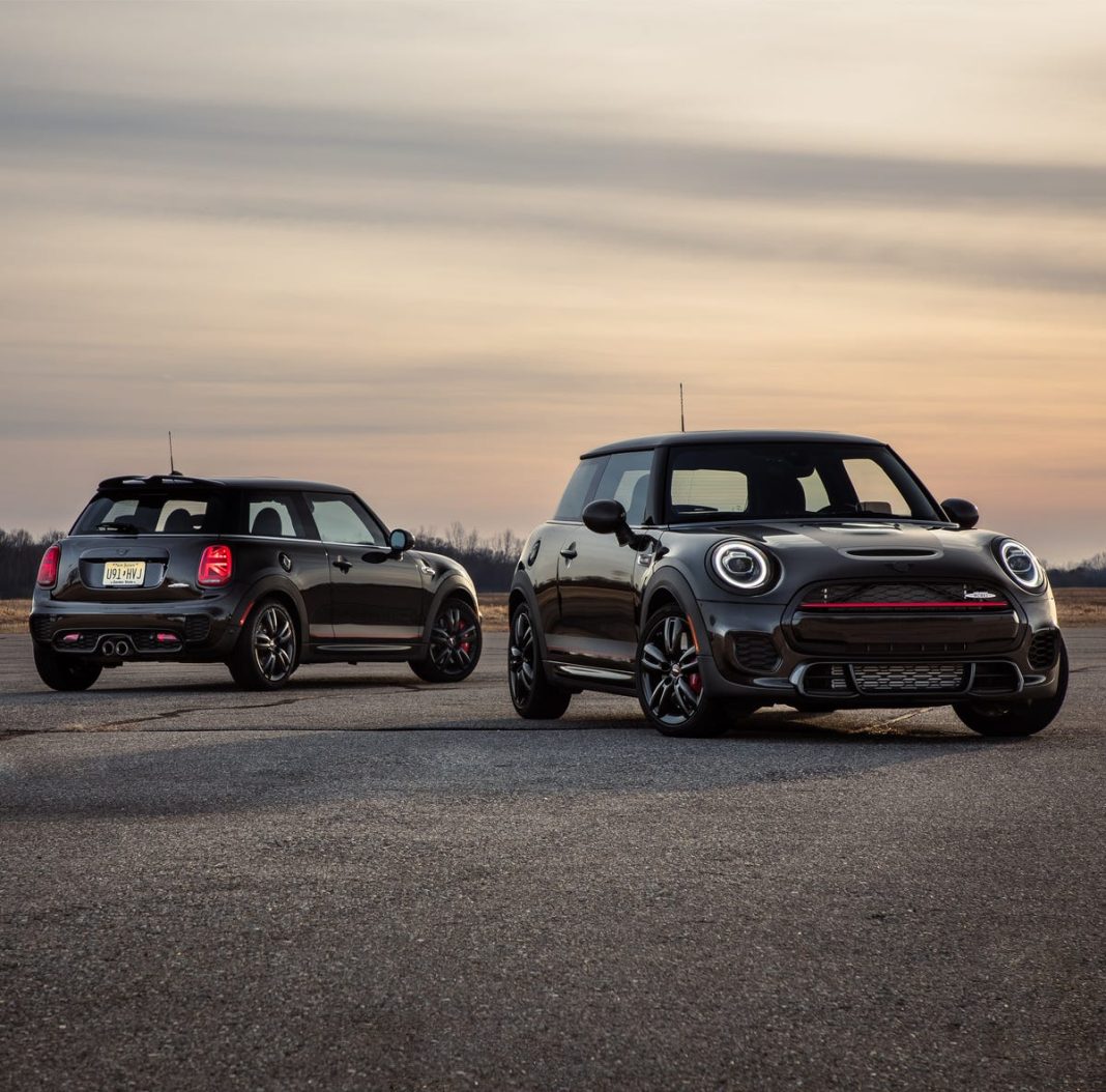 Mini JCW oferuje potężne osiągi w kompaktowym, sportowym nadwoziu Kompaktowy Mini JCW z potężnym silnikiem zapewnia ekstremalne przyspieszenie i sportowe osiągi