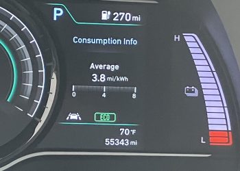 wyświetlanie stanu baterii w interfejsie samochodu elektrycznego