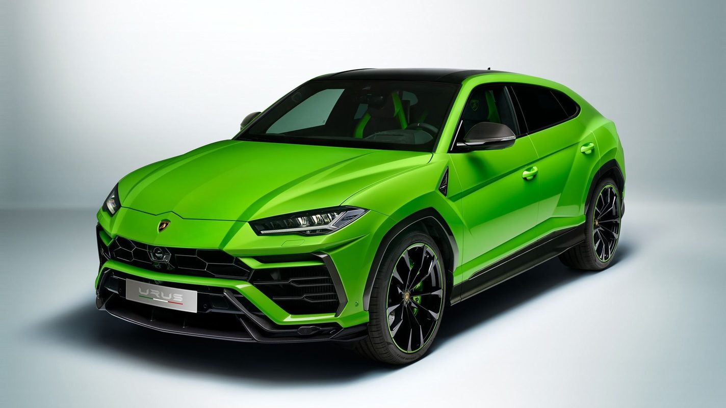 Lamborghini Urus w czasie nocnej jazdy z dynamicznymi światłami i reflektorami