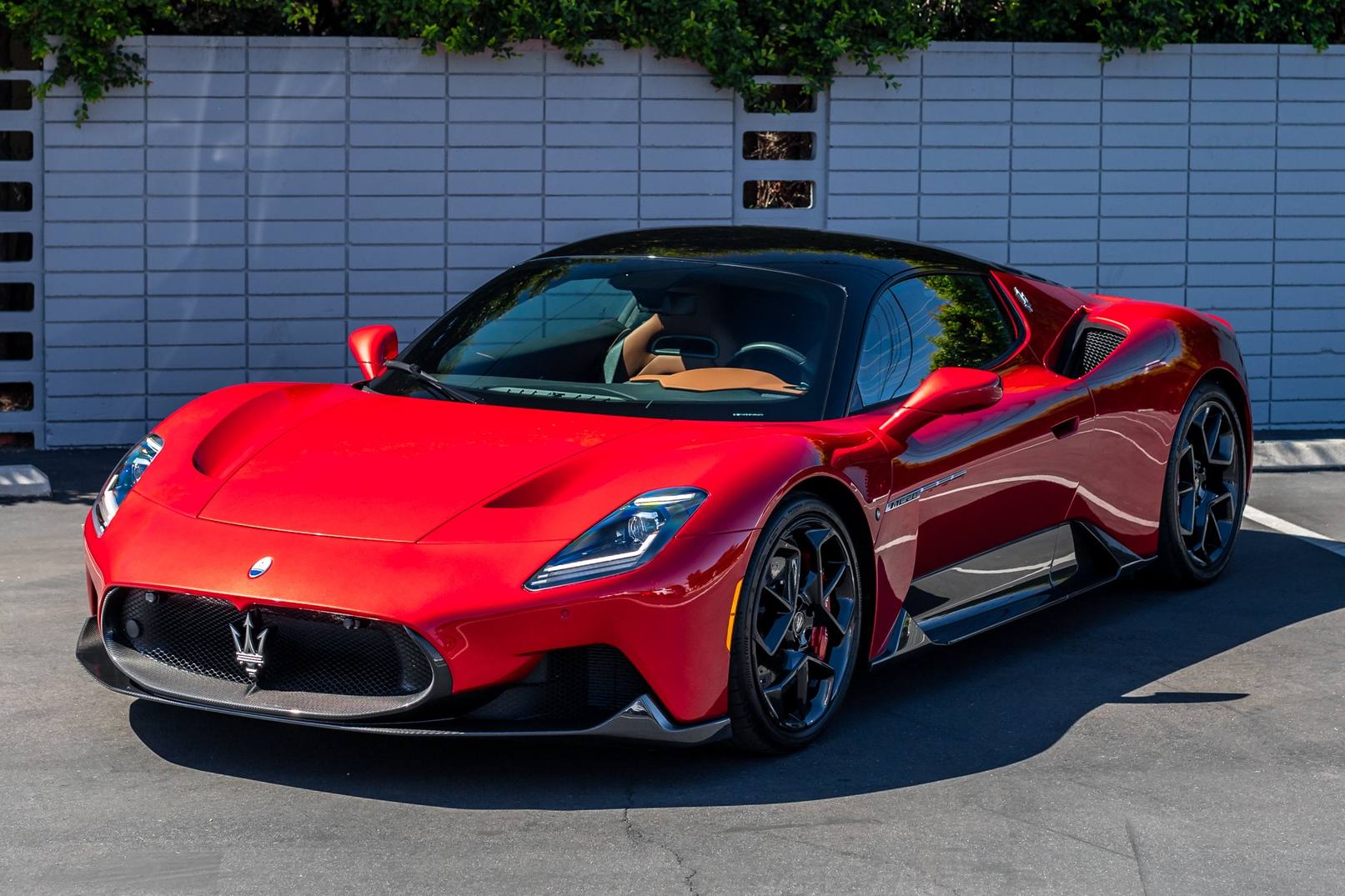 Technologia aerodynamiczna w supersamochodzie Aktywne elementy aerodynamiczne Maserati MC20 regulujące docisk w czasie jazdy
