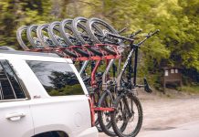 Bagażnik rowerowy na hak czy dach – montaż i ograniczenia transportu bagażnik rowerowy zamontowany na tylnym zderzaku samochodu