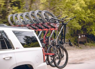 Bagażnik rowerowy na hak czy dach – montaż i ograniczenia transportu bagażnik rowerowy zamontowany na tylnym zderzaku samochodu
