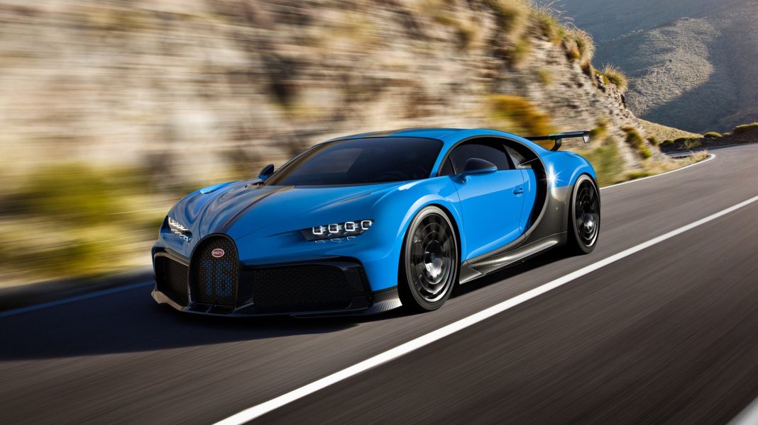 Kierowca za kierownicą Bugatti Chiron o wartości 15 milionów