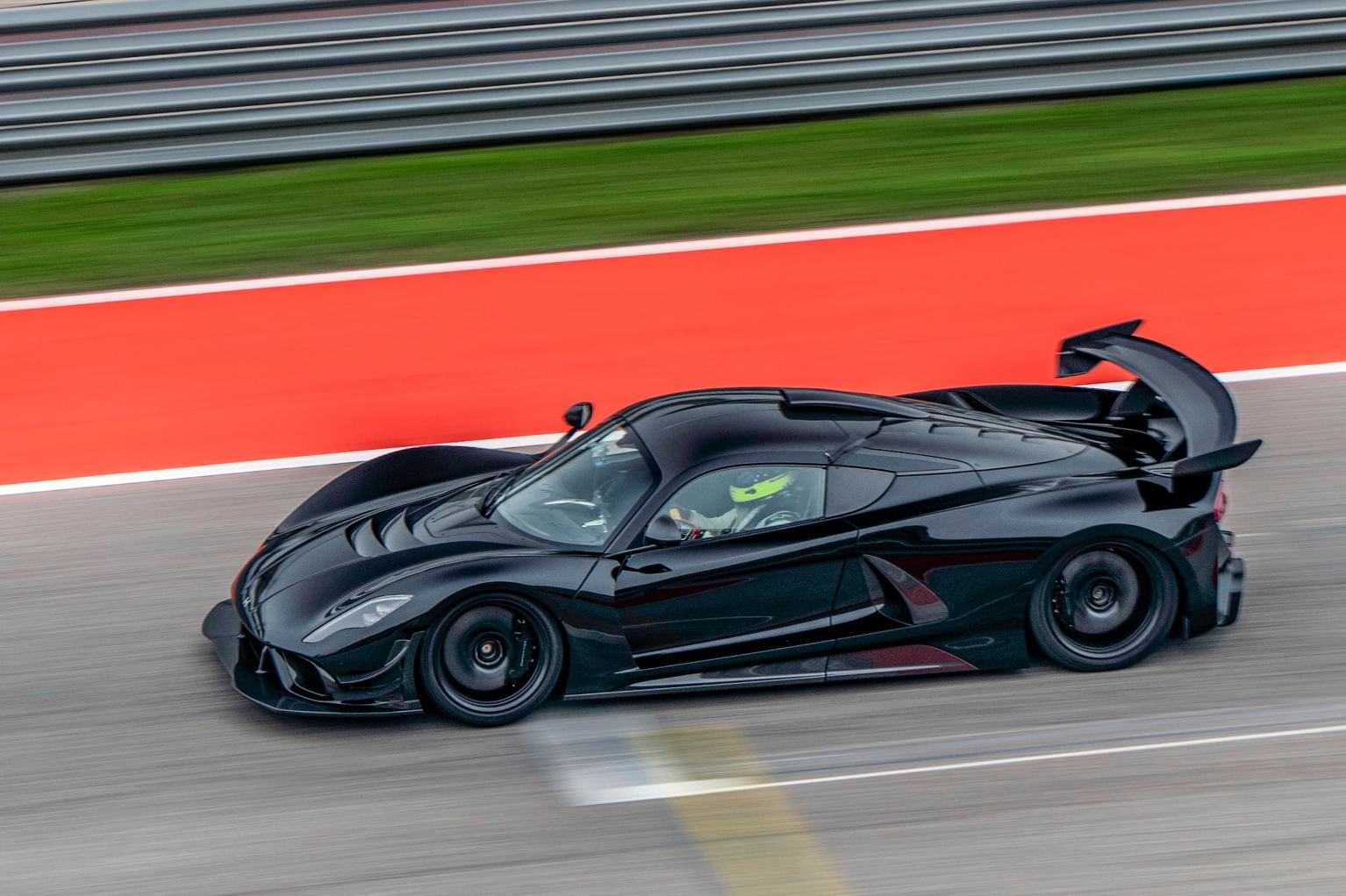 Nowoczesne technologie aerodynamiczne w Venom F5 Carbonowe nadwozie i aktywna aerodynamika supersamochodu Hennessey Venom F5