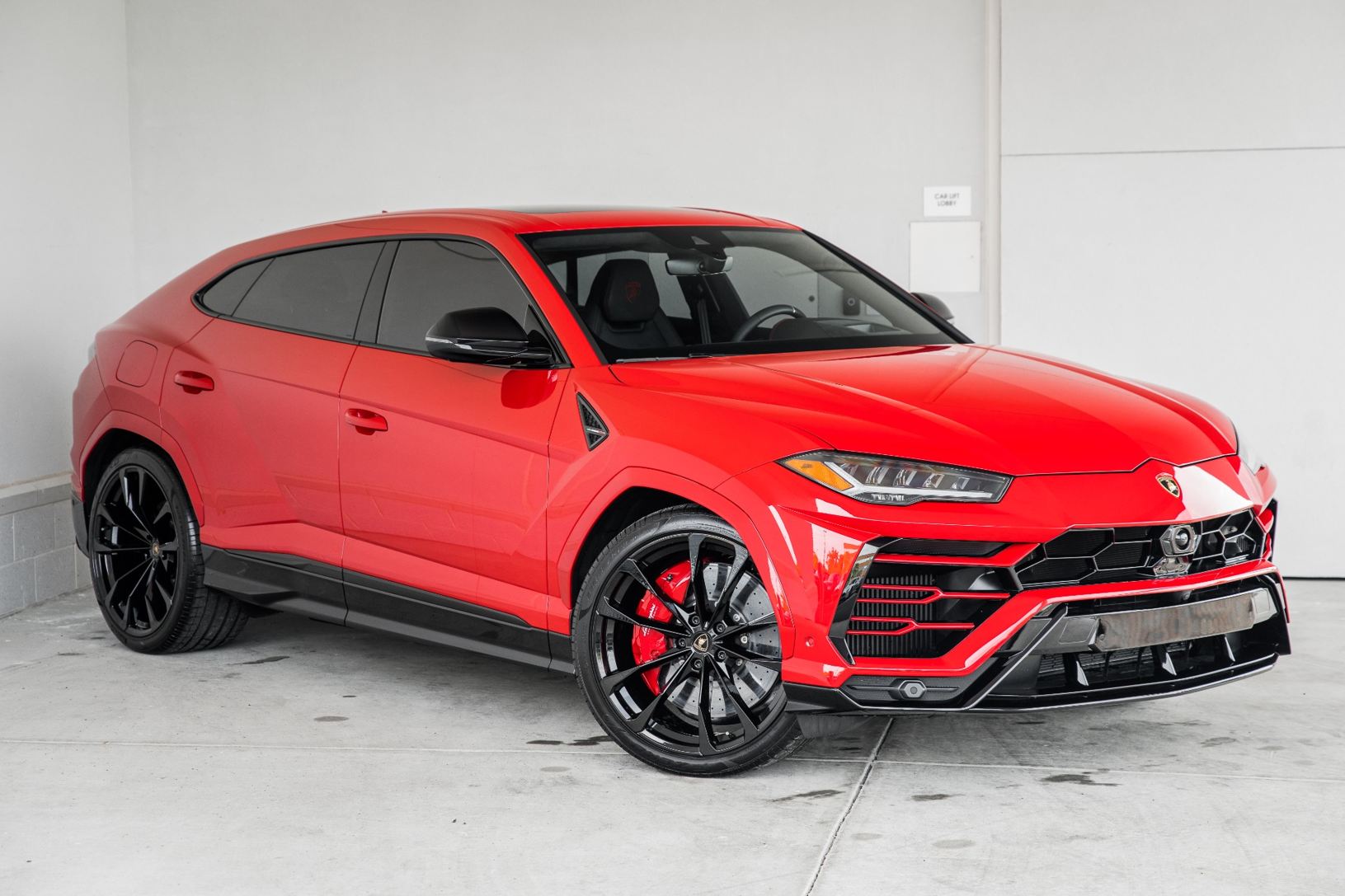 Tylne fotele Lamborghini Urus z widocznym komfortem dla dorosłych pasażerów