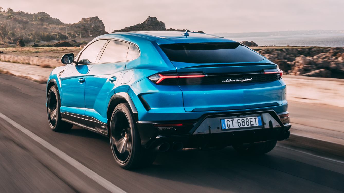 Lamborghini Urus pokonujące zakręt na górskiej drodze z precyzyjną jazdą