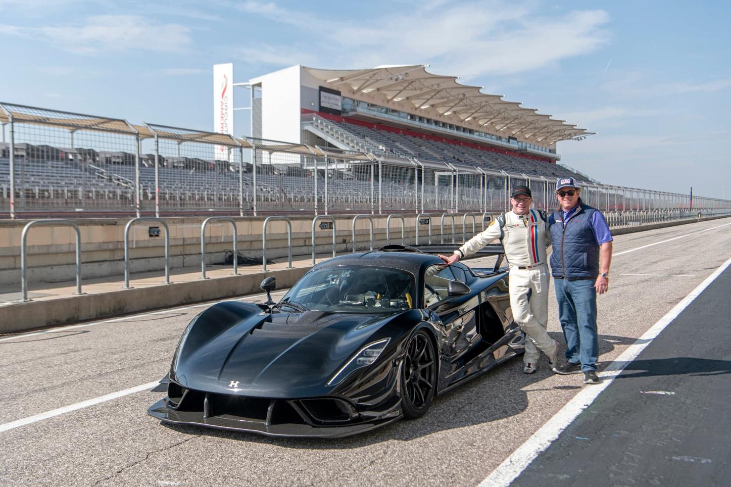 Czy Venom F5 rzeczywiście osiąga 500 km/h? Licznik prędkości Hennessey Venom F5 pokazujący wartość 500 km/h