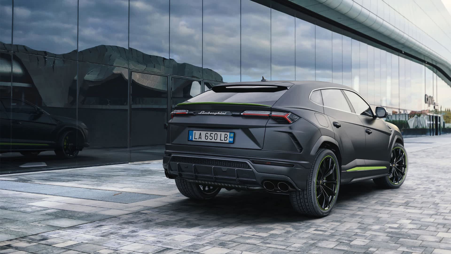 Detal hamulców ceramicznych Lamborghini Urus gotowych do intensywnego hamowania