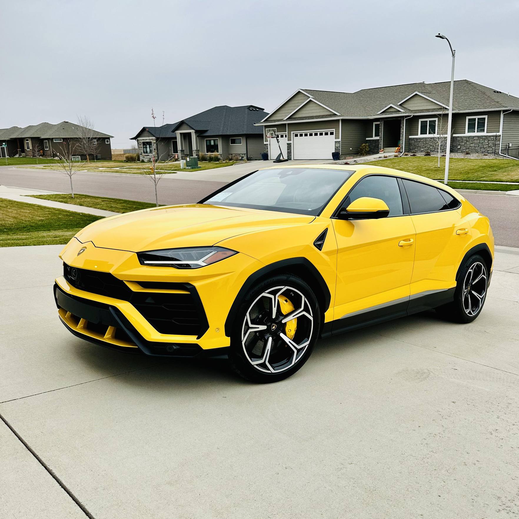 Lamborghini Urus na torze wyścigowym w dynamicznej pozycji w czasie jazdy testowej