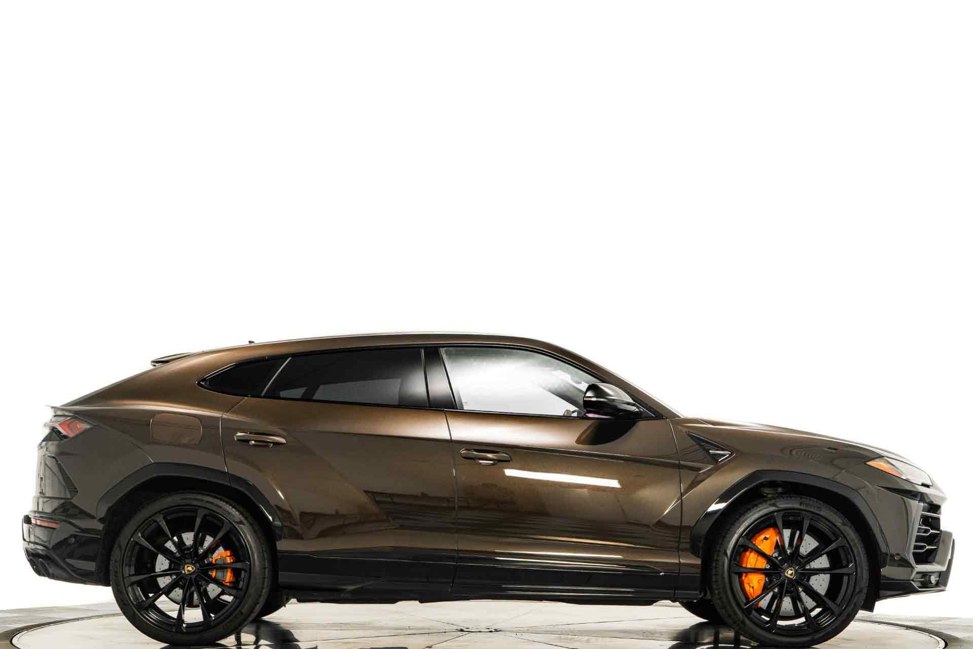 Przestrzeń bagażowa Lamborghini Urus gotowa na co dzień z praktycznym układem