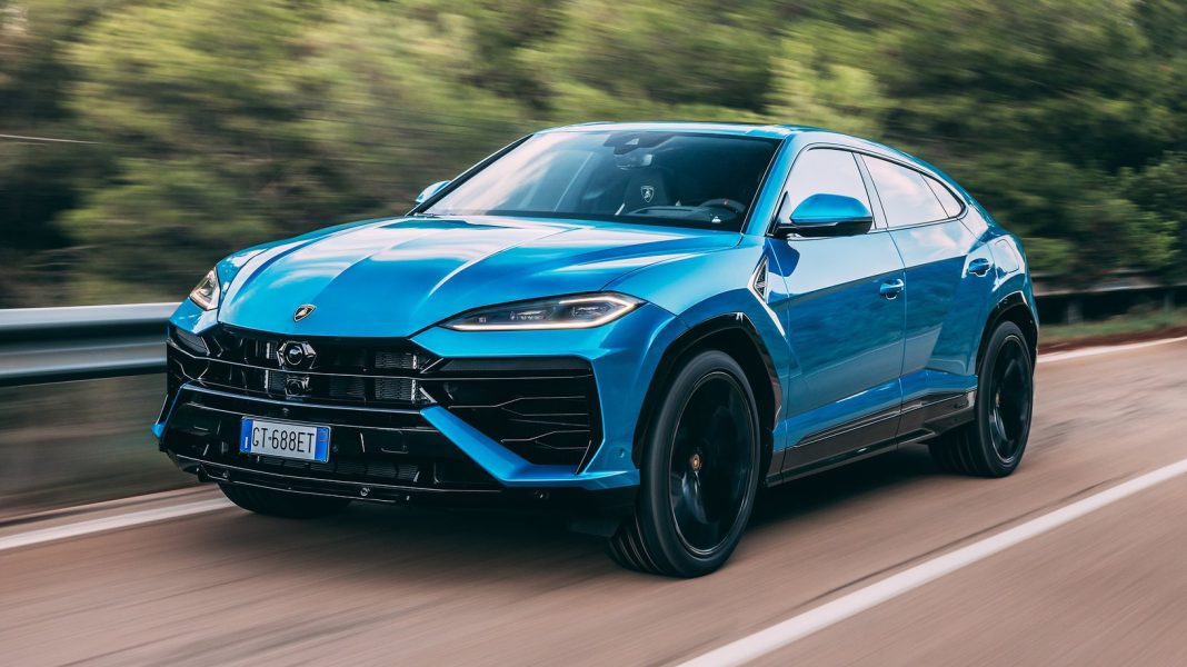 Agresywna sylwetka Lamborghini Urus z przodu z charakterystycznymi reflektorami i ostrym konturem