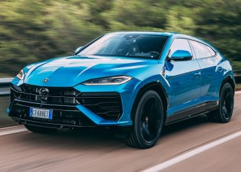 Agresywna sylwetka Lamborghini Urus z przodu z charakterystycznymi reflektorami i ostrym konturem