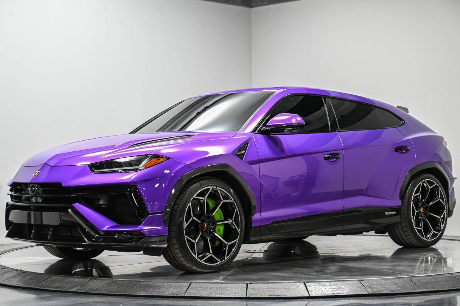 Lamborghini Urus w akcji na autostradzie w czasie przyspieszenia z widocznym wiatrem od czoła
