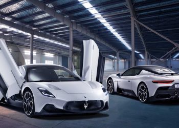 Maserati MC20 w dynamicznym ujęciu od przodu z charakterystycznym designem