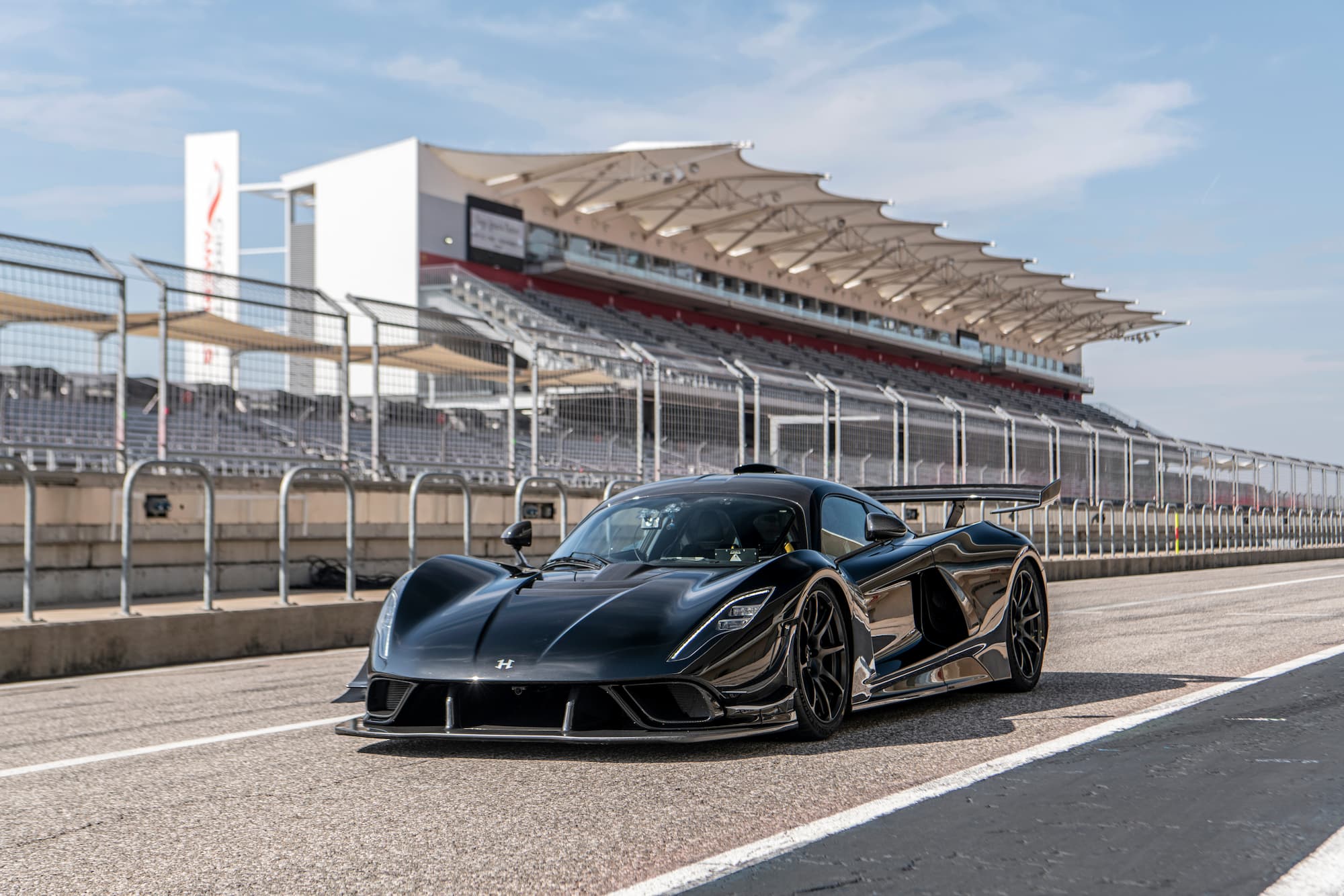 Rekord prędkości najczęściej - Venom F5 w akcji Pomiar prędkości Hennessey Venom F5 na zamkniętym torze testowym