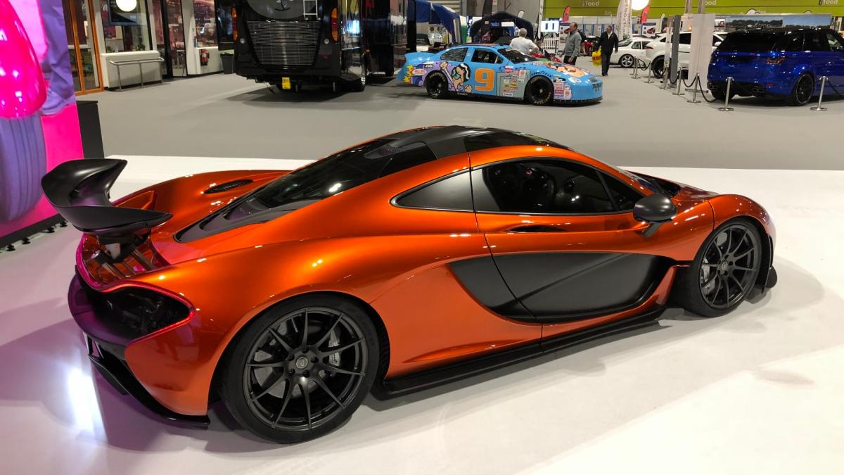 McLaren P1 w trakcie spektakularnego przyspieszenia na torze