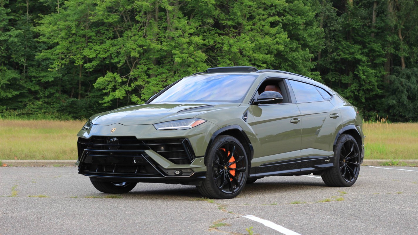 Silnik V8 biturbo Lamborghini Urus z widocznym układem dolotowym i turbodoładowaniem