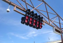 Technika ruszania samochodem wyścigowym – jak reagować na światła? start wyścigu z samochodami gotowymi do ruszenia na torze