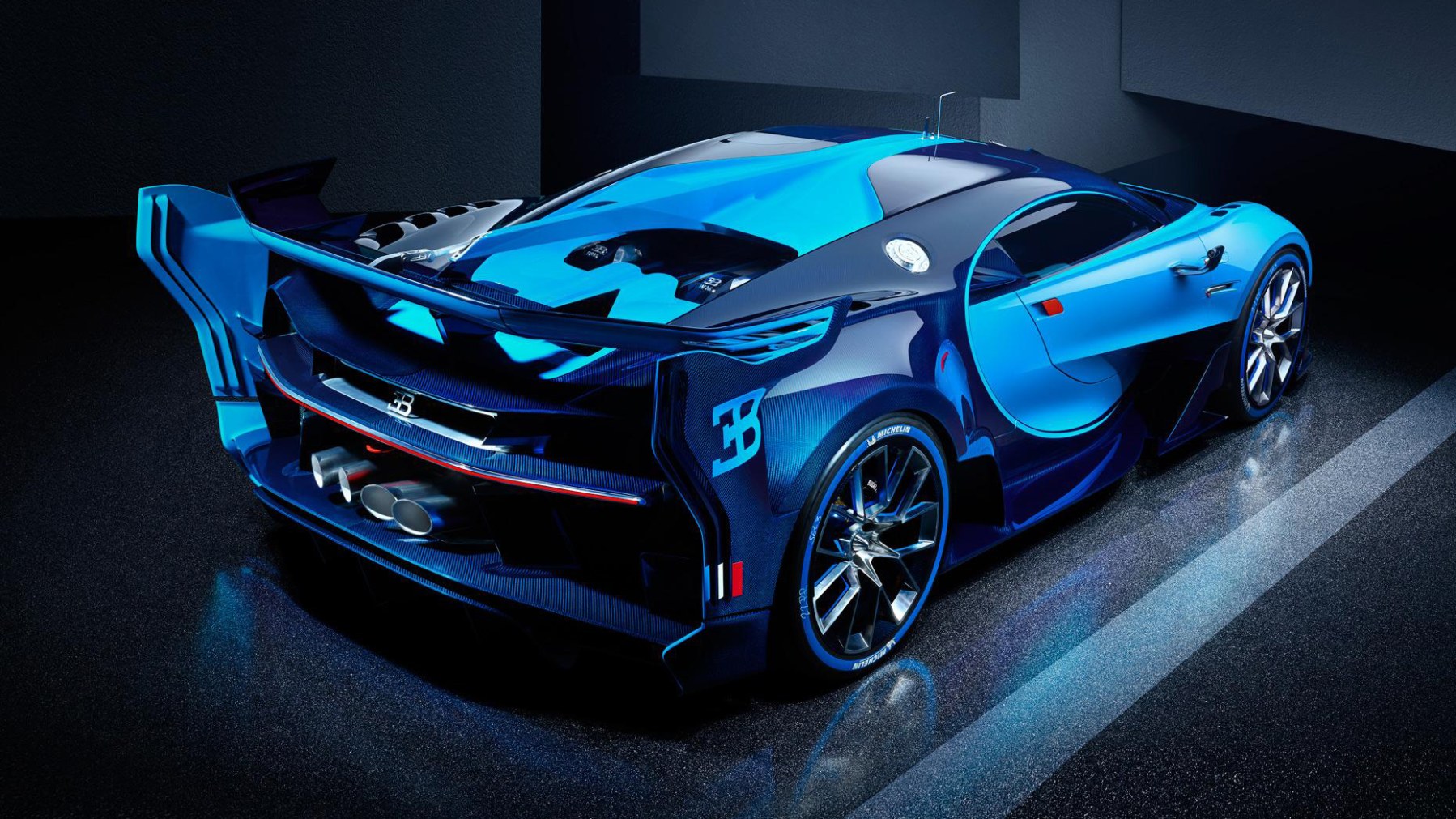 tylne skrzydło w czasie hamowania awaryjnego w Bugatti