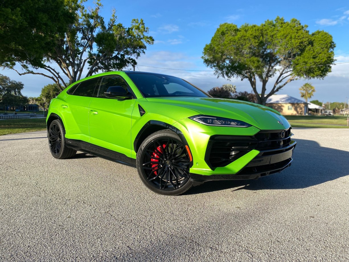 Test Lamborghini Urus demonstrujący jego możliwości w zakrętach na krętej trasie