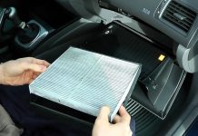 Filtr kabinowy węglowy czy zwykły – działanie, zapachy i alergeny Filtr kabinowy węglowy czy zwykły przedstawiony w samochodowym zastosowaniu