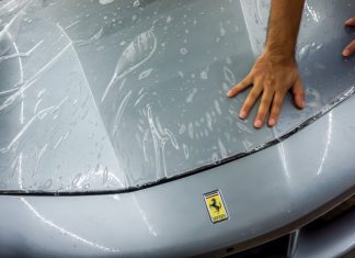 Folia ochronna PPF czy opłaca się, ochrona lakieru i pielęgnacja auta Samochód zabezpieczony przezroczystą folią PPF na powierzchni lakieru