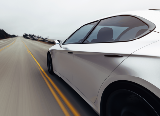 Czy warto przyciemniać szyby w samochodzie? szyby folia