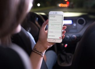 Dlaczego ubezpieczenie OC jest obowiązkowe? samochód oc trzyma komóka