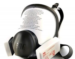 Wyposażenie lakierni samochodowej – co musi się w niej znaleźć? maska lakiernicza filtrem