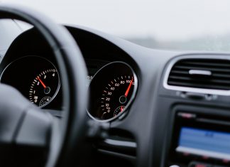 OC, AC, Assistance… – co jeszcze warto wziąć pod uwagę ubezpieczając pojazd? piękne wnętrze samochodu ubezpiecz