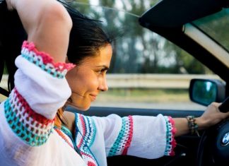 Jak zdać prawo jazdy za pierwszym razem? kobieta zdaje prawo jazdy samochodem