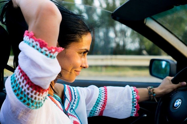 kobieta zdaje prawo jazdy samochodem