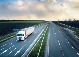 System e-TOLL a samochody ciężarowe – informacje dla kierowców samochód ciężarowy na autostradzie