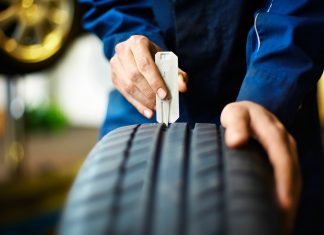Kiedy opony nie nadają się do jazdy? opony do naprawy w aucie mechanik