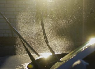 Wycieraczki samochodowe – kiedy jest możliwość naprawy, a kiedy trzeba wymienić na nowe? dobre wycieraczki do auta