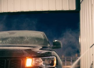 Na czym polega regeneracja lamp samochodowych? lampa w samochodzie