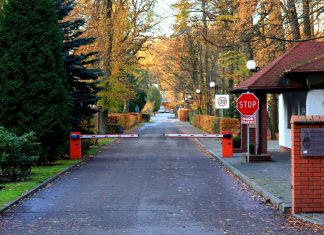 Szlabany parkingowe: nieoceniona technologia w zarządzaniu miejscami parkingowymi szlaban parkingowy na wjezdzie do ośrodka na parking samochodowy