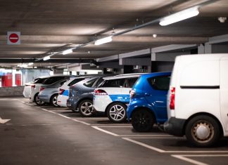 Szkoda parkingowa – co trzeba o niej wiedzieć? szkoda na parkingu -stłuczka