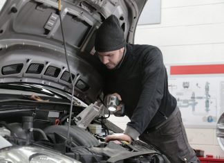 Serwis skrzyni biegów – poradnik naprawa mechanik