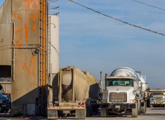 Kierowca betonomieszarki: Wymagane uprawnienia i zarobki w branży beton